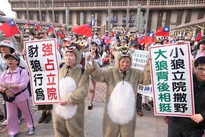 Small counter protest held at Taipei train station