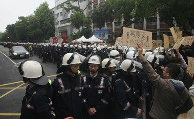 Police remove anti-pact protestors from near legislature