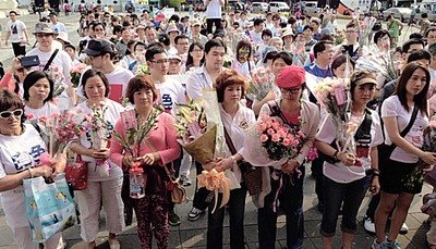 Outpouring of support for police after crowd besieged precinct