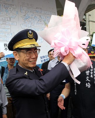 Civic groups hold march in support of police