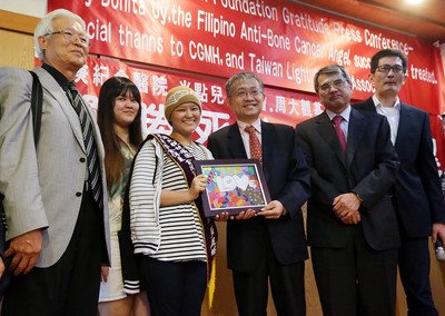 A Philippine teenager thanks Taiwan for cancer treatment