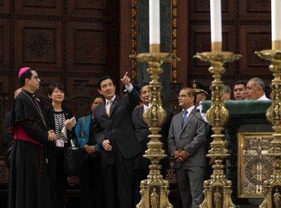 End political fighting and stop demonizing China: Ma