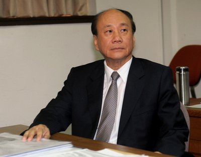 Economics minister resigns