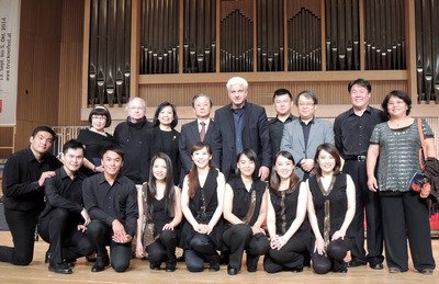 First lady accompanies Ju Percussion Group on Europe tour