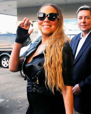Mariah Carey returns to Taiwan with smiles and kisses