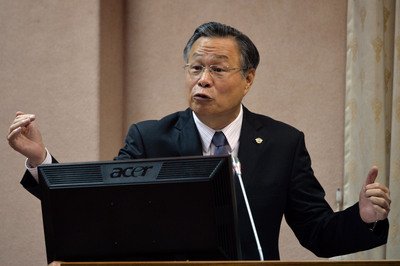 Defense minister arrives on Taiping Island
