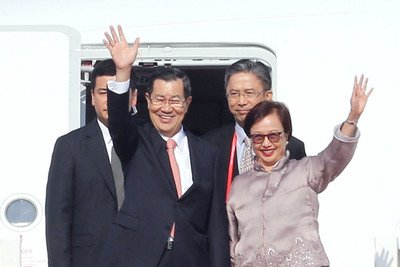 Former VP arrives in Beijing for APEC summit