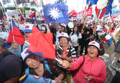 Candidates hold massive events on last weekend before election