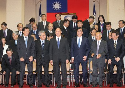 Cabinet resigns en masse after KMT election defeat