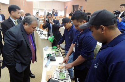 Nauru President visits central Taiwan workforce development center