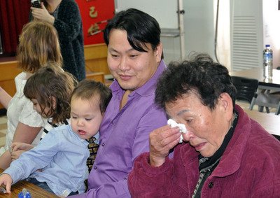 Finnish man reunites with biological mother in Taiwan after 30 years