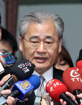 China delays enforcing controversial flight routes