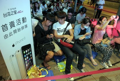 Apple takes NASDAQ and Taiwan companies to new heights