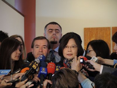 Tsai speaks about status quo and democracy, in Los Angeles