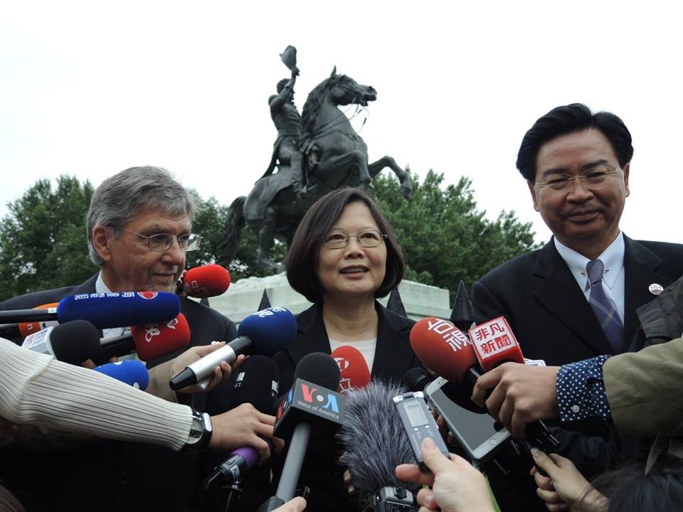DPP’s Tsai meets with US senators