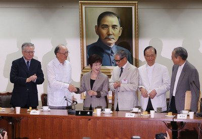 Former cross-strait, foreign ministry officials back Hung Hsiu-chu