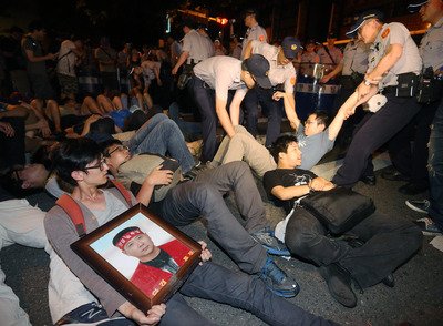 Taiwan deports Korean nationals protesting factory closure