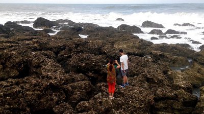 Taiwan and China agree to let Chinese tourists to transit in Taiwan.