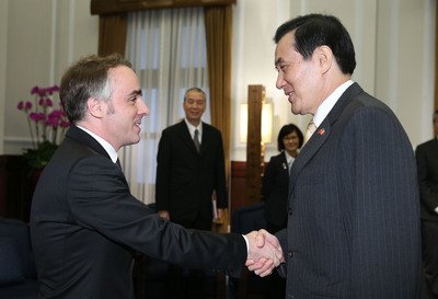 Ma calls for working holiday agreement with France