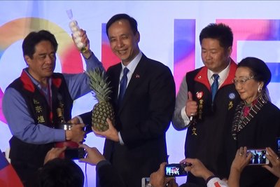 KMT presidential candidate Eric Chu arrives in Los Angeles