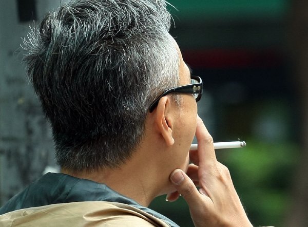 Health ministry calls for less outdoor smoking