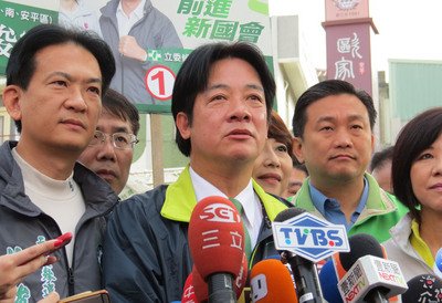 Tainan police out in full force as candidates arrive