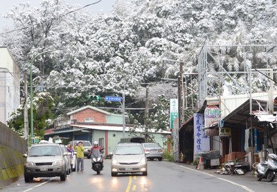 Taiwan sees record low temperatures, snow