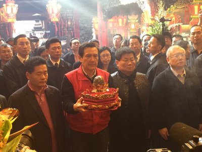 President visits injured in hospital, promises full rescue effort