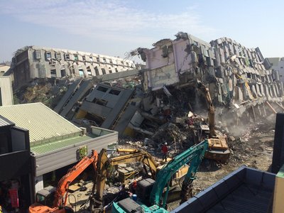 Death toll reaches 41, Tainan mayor sends excavators to site