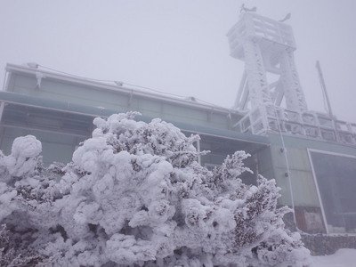 Cold, moist air mass brings snow to high mountains