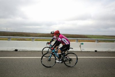 Taipei Mayor takes on one-day north-south cycling challenge