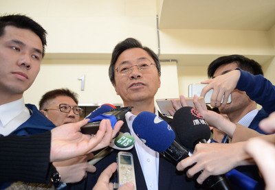 Gov’t searching for ways to remove oil from stricken ship