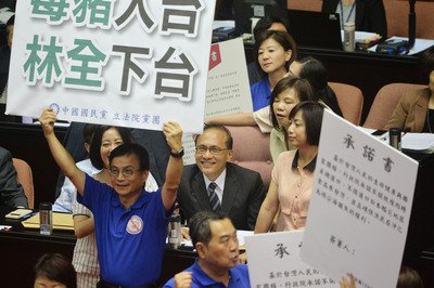 KMT lawmakers block premier’s first report