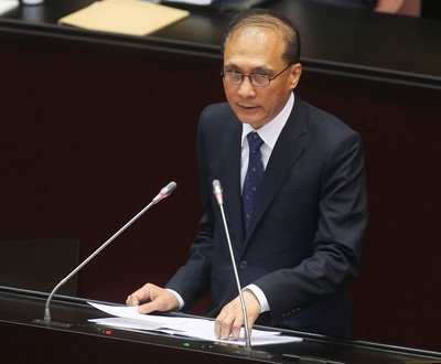 Premier defends restrictions on imported food