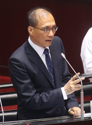 Premier Lin Chuan delivers his first policy report