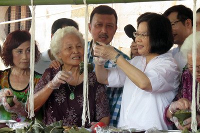 Tsai wraps sticky treats for Dragon Boat Festival