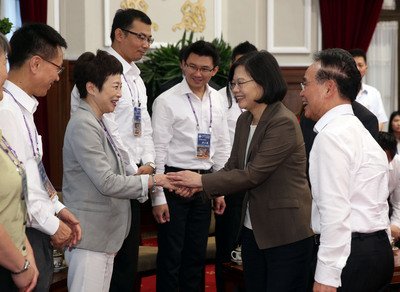 Tsai: Taiwan promoting business abroad and at home