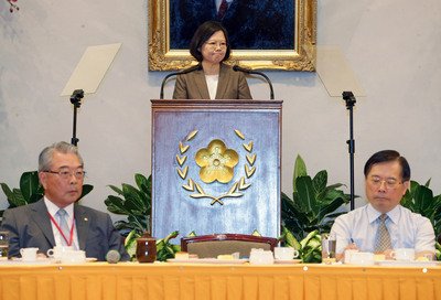 Tsai urges business leaders to embrace labor reform
