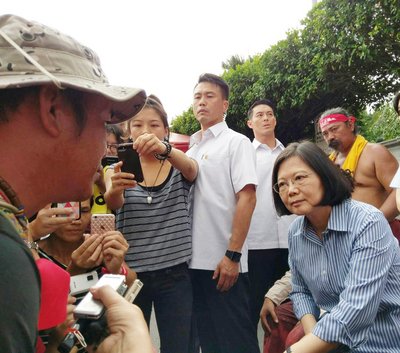Tsai meets with aboriginal protestors amid criticism of apology
