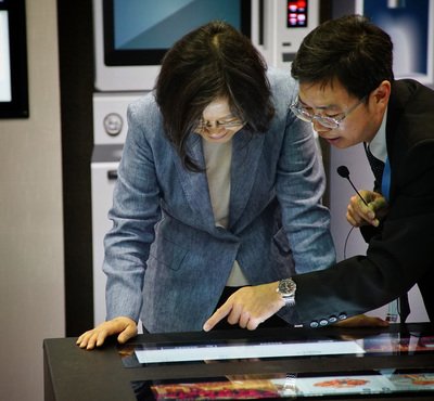 Gov’t to continue investment in flat panel display industry: Tsai
