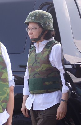 Tsai inspects Han Kuang military exercise