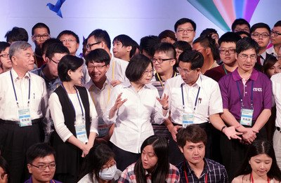 Tsai to stand firm on reforms despite plunging approval ratings