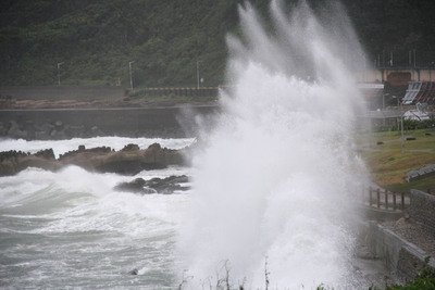 Typhoon Malakas sweeps past northern Taiwan