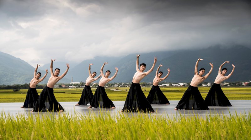 Cloud Gate performs Pine Smoke at Chihshang Autumn Art Festival
