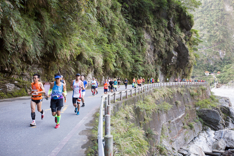 VIDEO: Taroko Gorge Marathon participants frustrated due to insufficient water supply
