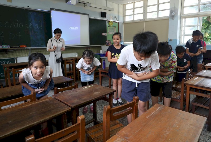 Academics call on schools to spend more time teaching English