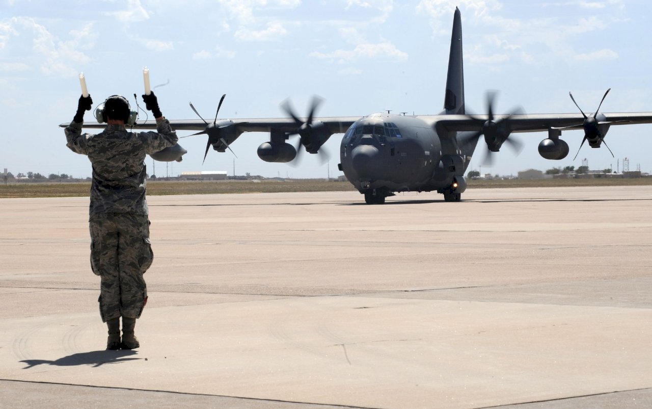 US military aircraft flies along median line of Taiwan Strait