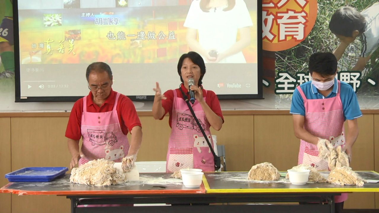 VIDEO: Couple spreads love through steamed buns