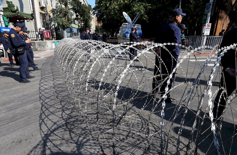 Retired police protest against verdict on Sunflower movement