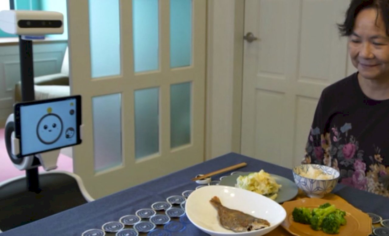 VIDEO: Taiwan-made robot caregiver wins innovation award